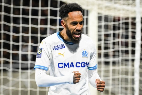 Marseille dẫn đầu AJAX trong 3